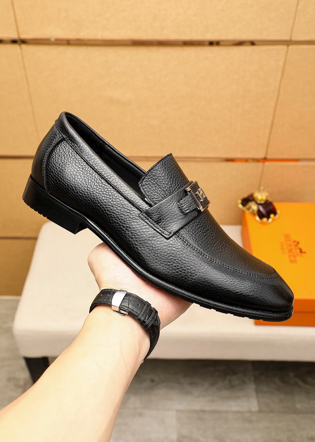 Men's shoes 💰442 💐 Product trademark: HERMES "Hermès" casual leather shoes Regular size: 38-44 (45🉑️customized) Product materials: Selected imported first-layer pebbled calfskin upper + luxury hardware buckle, imported water-dyed 🐂 cowhide lining. Strong three-dimensional visual effect, combined outsole Color: 2⃣️colors available